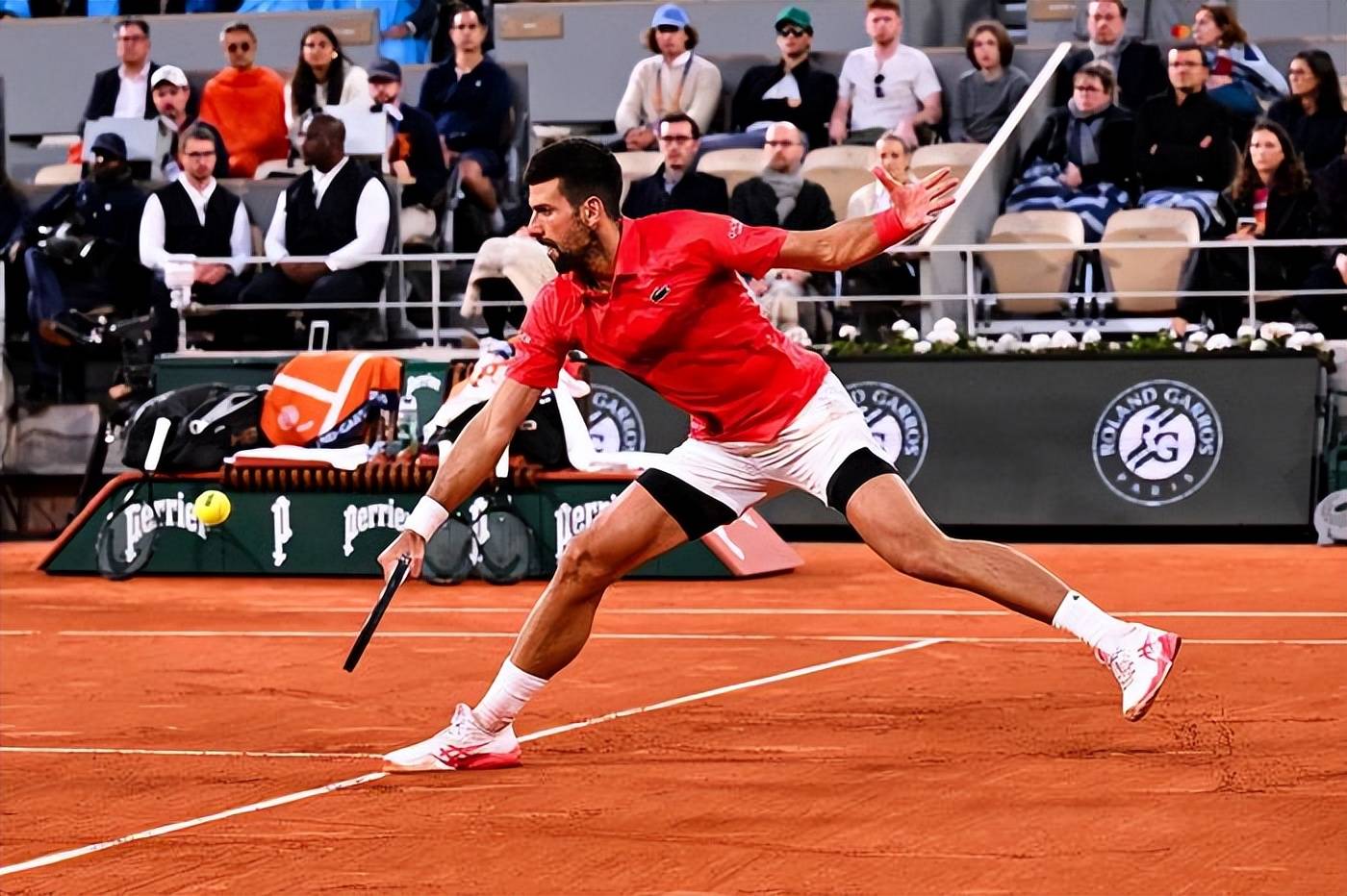 爱游戏APP-德约科维奇重返赛场，重要助攻首场状态出色，日本队观众沸腾！