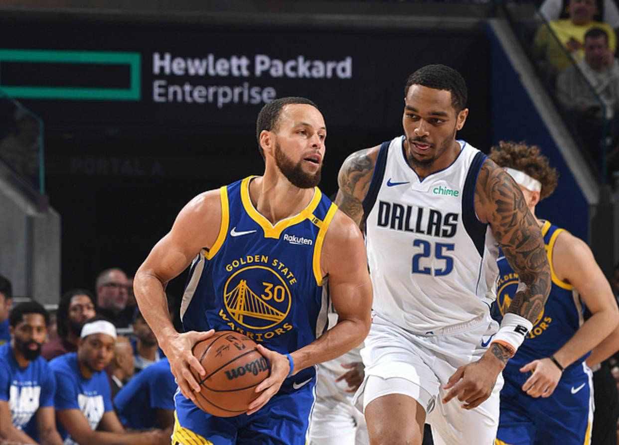 爱游戏官方入口-关于库里迎来十二赛季出色发挥，独行侠观众热烈欢呼！的信息